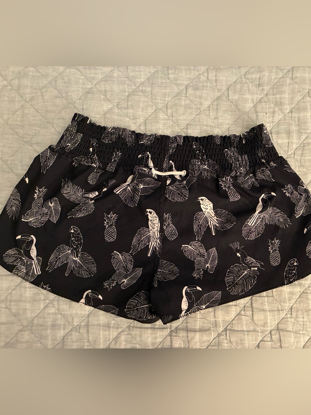 Roxy tropical print board shorts black and white Juniors size small - Picture 3 of 5